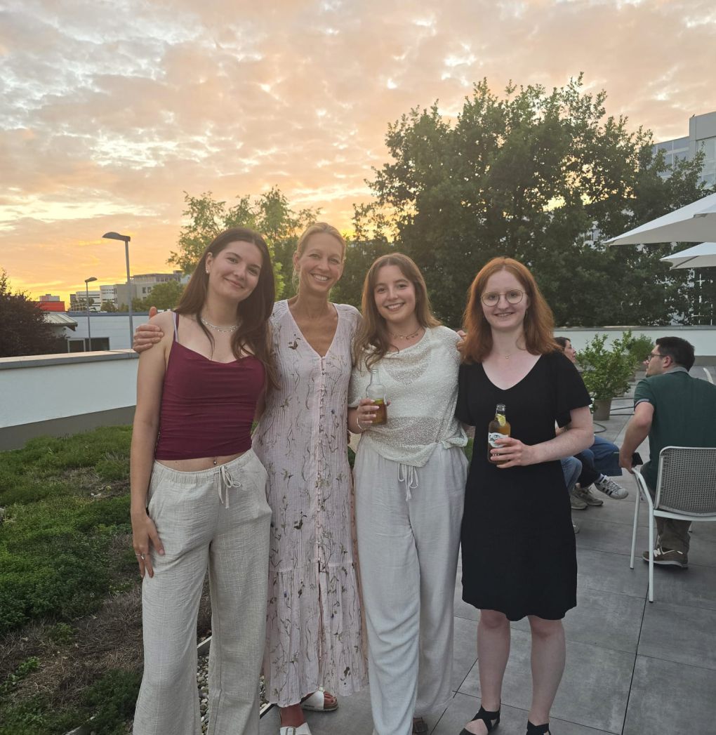 Dr. Hellwig mit Lina Schmidt, Luana Vogel und Stephanie