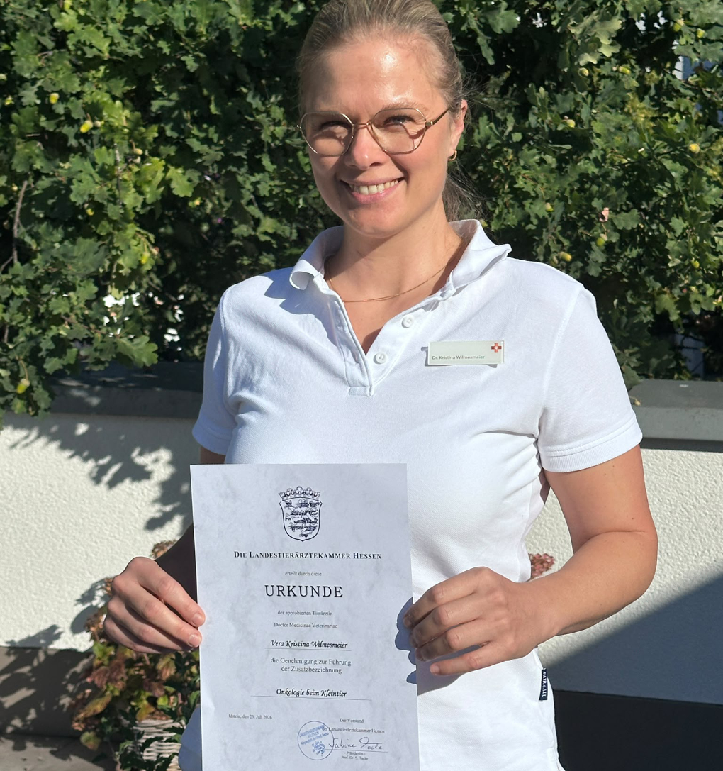 Dr. Kristina Wilmesmeier mit Urkunde