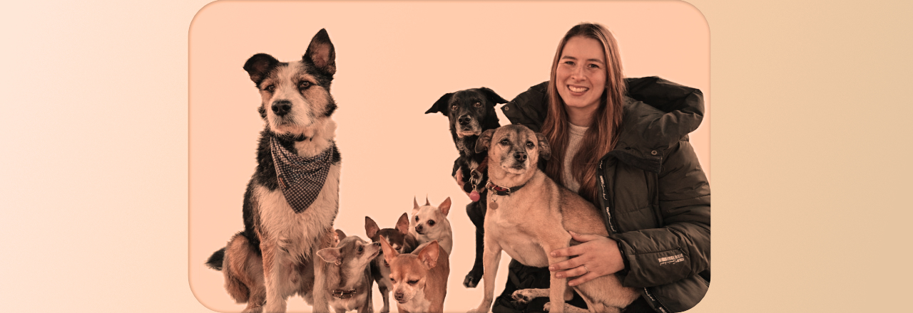 Anna Gais mit Hundefamilie